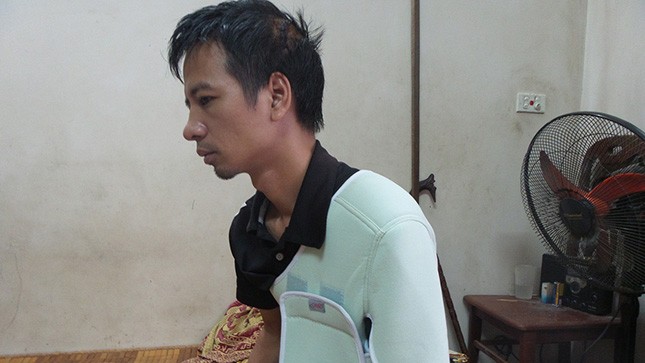 Anh Ngô Văn Thùy bị nhóm côn đồ xông vào nhà bị đánh trọng thương. 